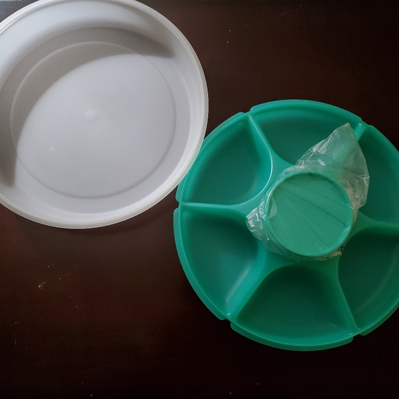 Tupperware serving center set - Picture 2 of 3